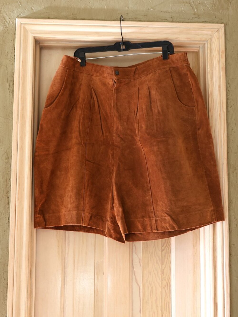 EUC August Max Woman 100% LEATHER / Suede Pleated Shorts Size 22